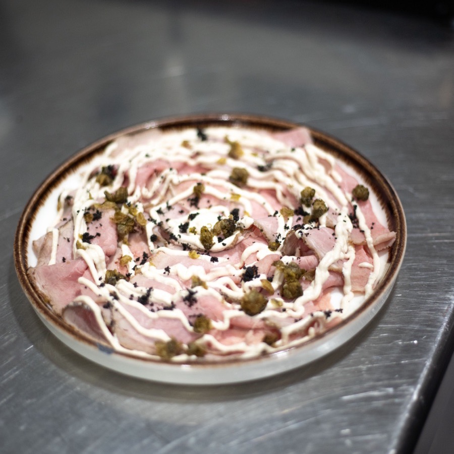 Vitello tonnato, tapa napolitana en restaurante italiano de Barcelona
